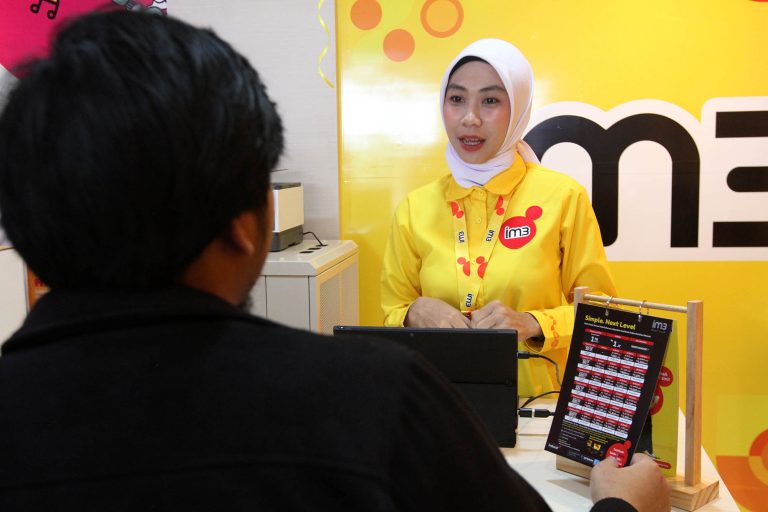 Petugas melayani pengunjung di gerai IM3 & 3Store berkonsep terpadu dikawasan padat penduduk di Jakarta Timur, Selasa (20/1/2026).    Indosat Ooredoo Hutchison (Indosat atau IOH) meresmikan Gerai IM3 & 3Store dengan konsep baru yang dirancang khusus untuk menjawab kebutuhan pelanggan di kawasan urban dengan aktivitas dan trafik layanan yang tinggi. Berlokasi di Cipayung, Jakarta Timur, gerai ini menjadi yang pertama di Indonesia yang mengintegrasikan layanan IM3 dan 3Store dalam satu area terpadu tanpa sekat, sehingga lebih mudah diakses dan efisien bagi pelanggan.***(Foto: Ekobisnis.com/Farras Dawi)