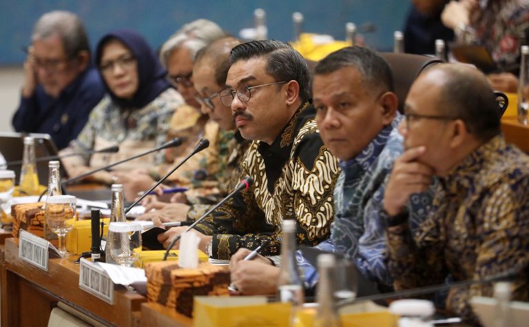 Menteri UMKM Maman Abdurrahman (kiri) didampingi Wakil Menteri UMKM Helvi Yuni Moraza (kanan) menyampaikan paparan pada rapat kerja dengan Komisi VII DPR di Kompleks Parlemen, Senayan, Jakarta, Selasa (20/1/2026).   Menteri UMKM menyatakan capaian pada tahun 2025 diantaranya naiknya target rasio kewirausahaan dari 3,10 persen menjadi 3,29 persen, realisasi penyaluran KUR 2025 sebesar Rp270 triliun serta pagu anggaran tahun 2026 setelah konsolidasi sebesar Rp453 miliar.***(Foto: Ekobisnis.com/Farras Dawi)