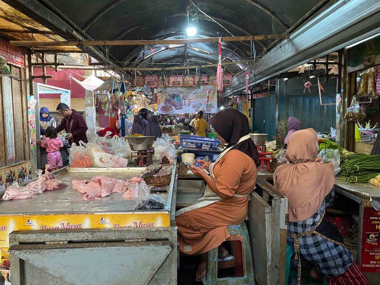 Menjelang Hari Besar Keagamaan Nasional (HBKN) Ramadan 2026, pemerintah memperkuat berbagai langkah strategis untuk menjaga ketersediaan dan harga pangan pokok. Upaya ini dilakukan untuk memastikan kebutuhan masyarakat tetap terpenuhi sekaligus menekan potensi lonjakan inflasi pangan yang kerap terjadi menjelang bulan puasa.