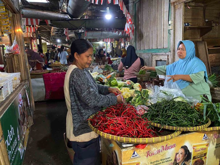 Pedagang melayani pembeli di Pasar Kutasari, Purbalingga, Jawa Tengah, Selasa (27/1/2026).  Menjelang Hari Besar Keagamaan Nasional (HBKN) Ramadan 2026, pemerintah memperkuat berbagai langkah strategis untuk menjaga ketersediaan dan harga pangan pokok. Upaya ini dilakukan untuk memastikan kebutuhan masyarakat tetap terpenuhi sekaligus menekan potensi lonjakan inflasi pangan yang kerap terjadi menjelang bulan puasa.***(Foto: Ekobisnis.com/Dwi Purnomo)