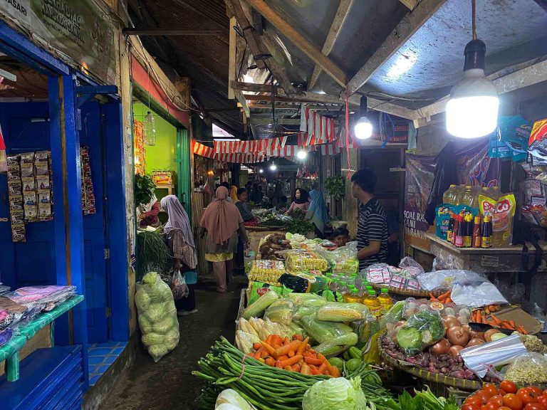 Menjelang Hari Besar Keagamaan Nasional (HBKN) Ramadan 2026, pemerintah memperkuat berbagai langkah strategis untuk menjaga ketersediaan dan harga pangan pokok. Upaya ini dilakukan untuk memastikan kebutuhan masyarakat tetap terpenuhi sekaligus menekan potensi lonjakan inflasi pangan yang kerap terjadi menjelang bulan puasa.