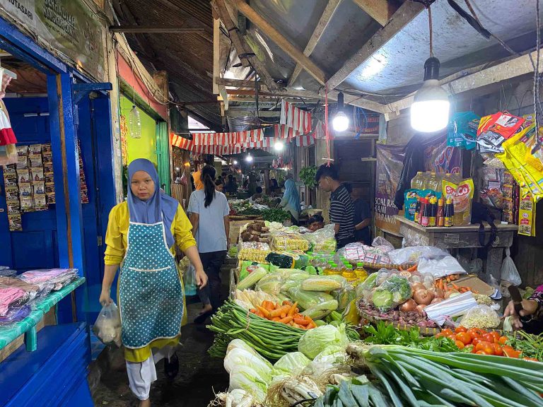 Menjelang Hari Besar Keagamaan Nasional (HBKN) Ramadan 2026, pemerintah memperkuat berbagai langkah strategis untuk menjaga ketersediaan dan harga pangan pokok. Upaya ini dilakukan untuk memastikan kebutuhan masyarakat tetap terpenuhi sekaligus menekan potensi lonjakan inflasi pangan yang kerap terjadi menjelang bulan puasa.