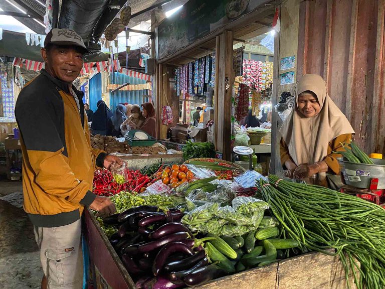 Menjelang Hari Besar Keagamaan Nasional (HBKN) Ramadan 2026, pemerintah memperkuat berbagai langkah strategis untuk menjaga ketersediaan dan harga pangan pokok. Upaya ini dilakukan untuk memastikan kebutuhan masyarakat tetap terpenuhi sekaligus menekan potensi lonjakan inflasi pangan yang kerap terjadi menjelang bulan puasa.