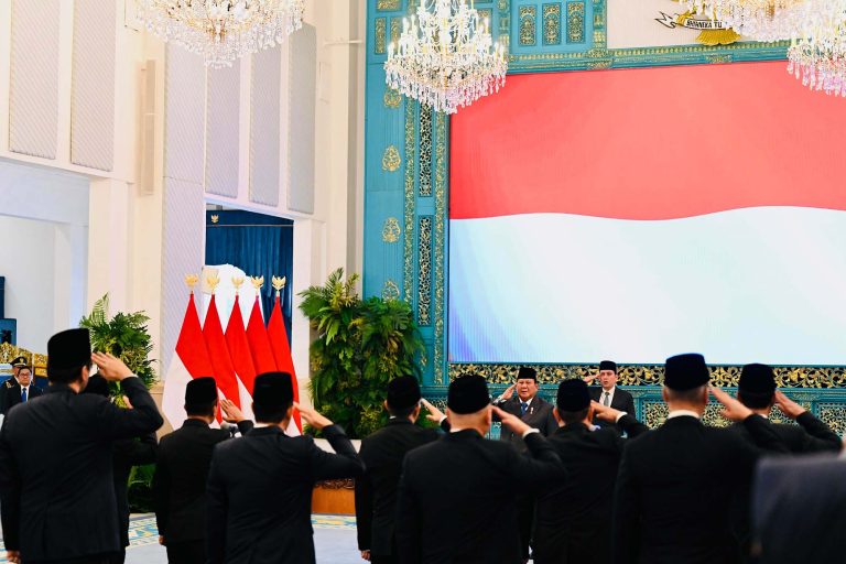 Presiden Prabowo Subianto melantik keanggotaan Dewan Energi Nasional (DEN) di Istana Negara, Jakarta, Rabu (28/1/2026).   Pelantikan ini dilaksanakan berdasarkan Keputusan Presiden Republik Indonesia Nomor 6/P Tahun 2026 tentang Pengangkatan Keanggotaan Dewan Energi Nasional dari Unsur Pemerintah serta Keputusan Presiden Nomor 134/P Tahun 2025 tentang Pengangkatan Anggota Dewan Energi Nasional dari Unsur Pemangku Kepentingan. Keputusan tersebut menjadi landasan hukum dalam pembentukan DEN periode 2026–2030.***(Foto: Ekobisnis.com/BPMI Setpres/Muchlis Jr)