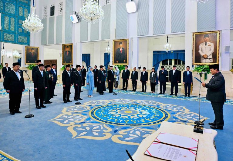 Pelantikan ini dilaksanakan berdasarkan Keputusan Presiden Republik Indonesia Nomor 6/P Tahun 2026 tentang Pengangkatan Keanggotaan Dewan Energi Nasional dari Unsur Pemerintah serta Keputusan Presiden Nomor 134/P Tahun 2025 tentang Pengangkatan Anggota Dewan Energi Nasional dari Unsur Pemangku Kepentingan. Keputusan tersebut menjadi landasan hukum dalam pembentukan DEN periode 2026–2030.