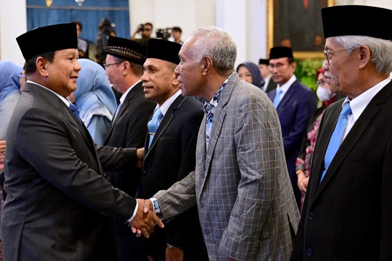 Pelantikan ini dilaksanakan berdasarkan Keputusan Presiden Republik Indonesia Nomor 6/P Tahun 2026 tentang Pengangkatan Keanggotaan Dewan Energi Nasional dari Unsur Pemerintah serta Keputusan Presiden Nomor 134/P Tahun 2025 tentang Pengangkatan Anggota Dewan Energi Nasional dari Unsur Pemangku Kepentingan. Keputusan tersebut menjadi landasan hukum dalam pembentukan DEN periode 2026–2030.