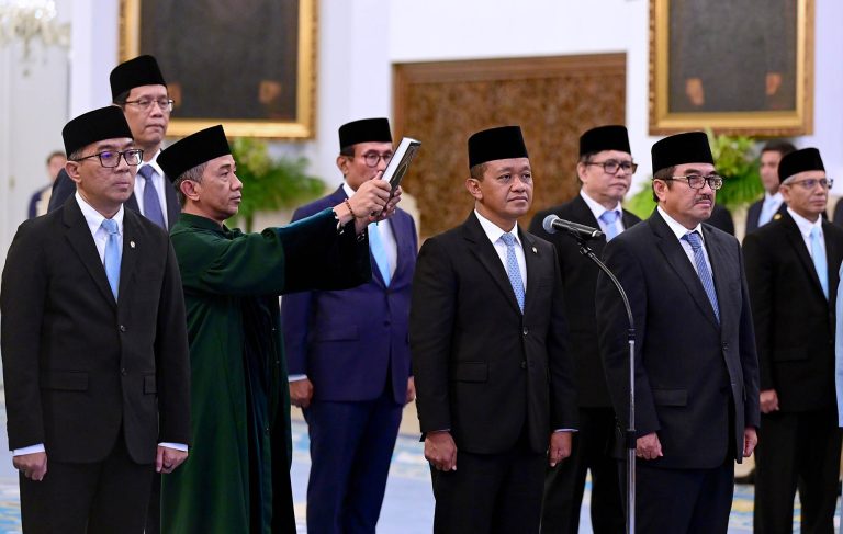 Pelantikan ini dilaksanakan berdasarkan Keputusan Presiden Republik Indonesia Nomor 6/P Tahun 2026 tentang Pengangkatan Keanggotaan Dewan Energi Nasional dari Unsur Pemerintah serta Keputusan Presiden Nomor 134/P Tahun 2025 tentang Pengangkatan Anggota Dewan Energi Nasional dari Unsur Pemangku Kepentingan. Keputusan tersebut menjadi landasan hukum dalam pembentukan DEN periode 2026–2030.