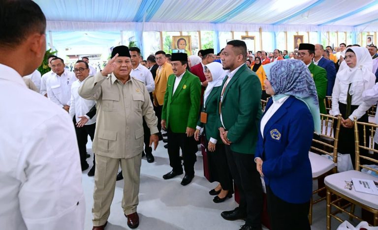 Menteri Pendidikan Tinggi, Sains, dan Teknologi (Mendiktisaintek) Brian Yuliarto dalam keterangan persnya menyampaikan bahwa Presiden menekankan pentingnya peran riset dan inovasi sebagai fondasi pembangunan industri berbasis sains dan teknologi. Presiden menegaskan bahwa di era saat ini salah satu pahlawan bangsa adalah mereka yang mampu melahirkan inovasi dan terobosan nyata.  “Bapak Presiden meminta riset-riset dan inovasi untuk membangun industri dan mengangkat pendapatan negara. Jadi tadi Bapak Presiden menyampaikan bahwa di era dulu perjuangan bangsa kita para pahlawan negara itu adalah orang-orang yang bisa melawan penjajah, membela rakyat dari penjajahan. Nah saat ini pahlawan-pahlawan ini adalah orang-orang yang bisa melakukan inovasi-inovasi, melakukan terobosan-terobosan sehingga bisa meningkatkan pendapatan negara,” ucap Mendiktisaintek.