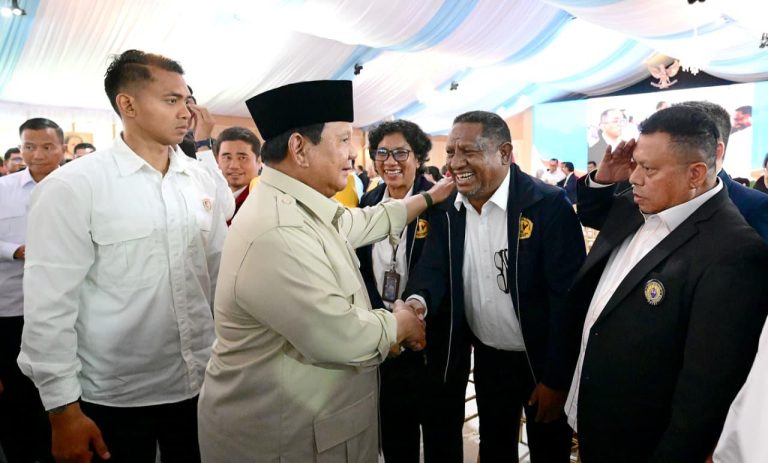Menteri Pendidikan Tinggi, Sains, dan Teknologi (Mendiktisaintek) Brian Yuliarto dalam keterangan persnya menyampaikan bahwa Presiden menekankan pentingnya peran riset dan inovasi sebagai fondasi pembangunan industri berbasis sains dan teknologi. Presiden menegaskan bahwa di era saat ini salah satu pahlawan bangsa adalah mereka yang mampu melahirkan inovasi dan terobosan nyata.  “Bapak Presiden meminta riset-riset dan inovasi untuk membangun industri dan mengangkat pendapatan negara. Jadi tadi Bapak Presiden menyampaikan bahwa di era dulu perjuangan bangsa kita para pahlawan negara itu adalah orang-orang yang bisa melawan penjajah, membela rakyat dari penjajahan. Nah saat ini pahlawan-pahlawan ini adalah orang-orang yang bisa melakukan inovasi-inovasi, melakukan terobosan-terobosan sehingga bisa meningkatkan pendapatan negara,” ucap Mendiktisaintek.