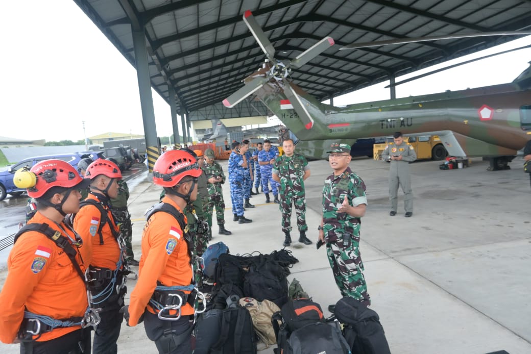 Pencarian Pesawat ATR 42-500 Hari Ketiga, Helikopter Caracal Kembali Diterjunkan