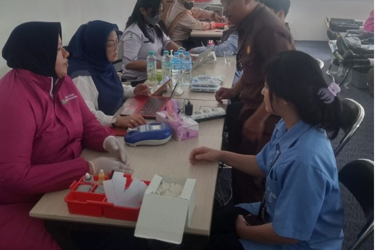 Selain membantu memenuhi kebutuhan stok darah di rumah sakit, donor darah mandiri juga meningkatkan kesadaran akan pentingnya berbagi dan menjaga kesehatan.