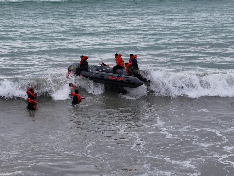Selain unsur penerbang, latihan turut melibatkan Damkar Kabupaten Natuna, Basarnas Kabupaten Natuna, BPBD Kabupaten Natuna, serta Lanud Raden Sadjad (RSA) Natuna.