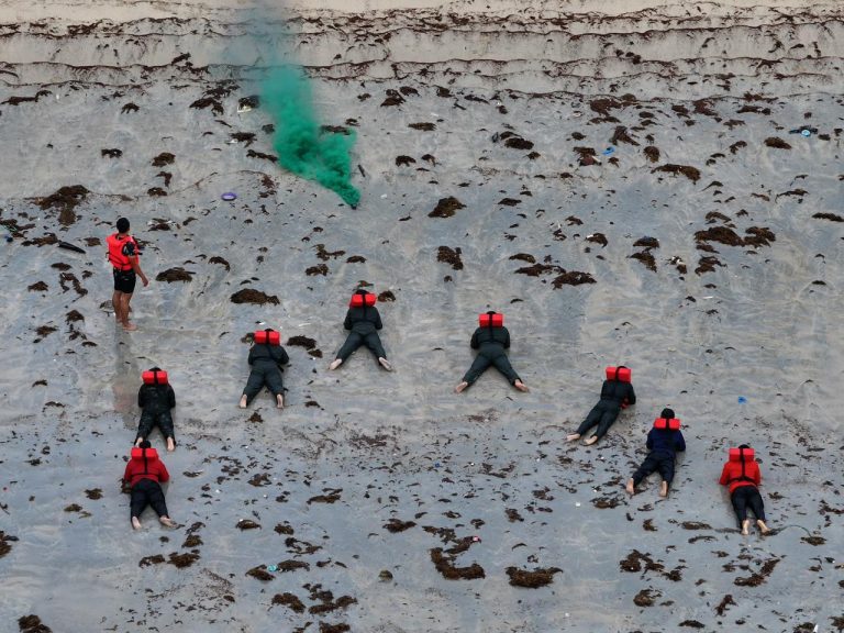 Grup 4 Khusus TNI Angkatan Udara menggelar Latihan Survival Dasar di Gunung Hiu dan Pantai Tanjung, Kabupaten Natuna, pada 9 hingga 11 Februari 2026. Latihan tersebut diikuti crew pesawat dari Skadron Udara 5, Skadron Udara 51, dan Skadron Udara 52.  Selain unsur penerbang, latihan turut melibatkan Damkar Kabupaten Natuna, Basarnas Kabupaten Natuna, BPBD Kabupaten Natuna, serta Lanud Raden Sadjad (RSA) Natuna.***(Foto: Ekobisnis.com/Dok Dispenau)