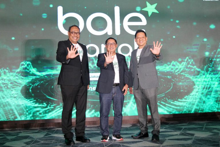 Direktur Utama Bank Syariah Nasional Alex Sofjan Noor (tengah) bersama SEVP BTN Thomas Wahyudi (kanan) dan Komisaris Utama BSN Bahrullah Akbar memencet tombol tanda peluncuran Super Apps Bale Syariah BSN, di Jakarta, Kamis (5/2/2026).   Bale Syariah BSN merupakan bagian dari transformasi menyeluruh yang dilakukan BSN dalam rangka menuju bank syariah modern dan adaftif terhadap perubahan perilaku masyarakat sekaligus untuk memperkuat keuangan serta perumahan syariah nasional.   Aplikasi Bale Syariah dirancang bukan hanya untuk memudahkan transaksi, tetapi juga untuk memperkuat ekosistem keuangan syariah dan mendekatkan nilai-nilai syariah dalam aktivitas keuangan digital masyarakat. Lebih dari 72% masyarakat Indonesia telah terhubung dengan internet.***(Foto: Ekobisnis.com/Farras Dawi)
