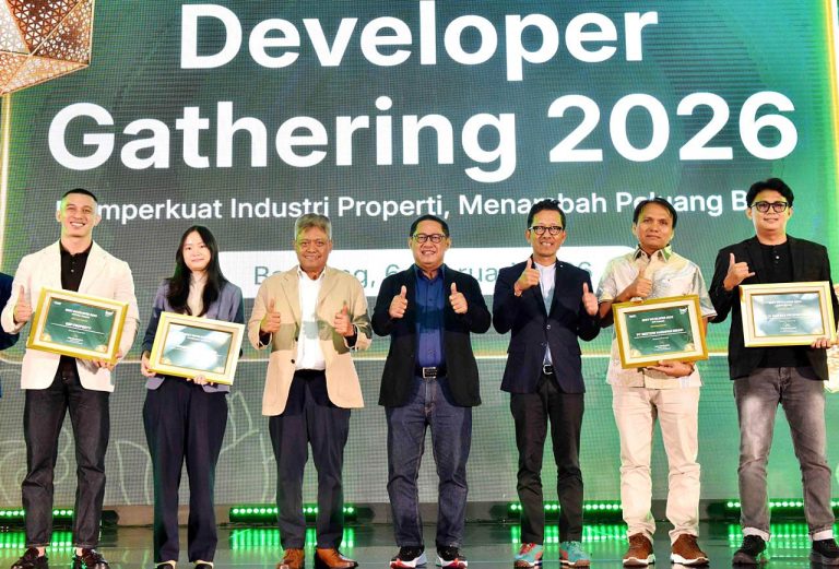 Direktur Utama Bank Syariah Nasional (BSN) Alex Sofjan Noor berfoto bersama usai menyerahkan apresiasi kepada sejumlah developer wilayah Jawa Barat di Bandung, Jumat (6/2/2026).   Acara tersebut dihadiri oleh 79 developer sebagai mitra BSN yang selama ini telah bekerjasama dengan BSN dalam membangun rumah untuk masyarakat di wilayah Jawa Barat. Developer Gathering yang dilaksanakan di empat kota, antara lain Jakarta, Bandung, Surabaya dan Semarang tersebut tidak sekedar memberikan apresiasi kepada developer, tetapi juga memberikan solusi bisnis dari produk layanan KPR yang diberikan oleh BSN yang dapat dimanfaatkan dalam mengembangkan bisnis developer ke depannya.   Tercatat hinga akhir 2025 portofolio pembiayaan BSN 98% berada pada sektor perumahan dengan komposisi 63% pada KPR Subsidi, 31% pada KPR Non Subsidi dan selebihnya untuk mendukung pembiayaan konstruksi sekitar 4%. BSN bersama BTN sebagai induk usahanya masih menguasai 70% pangsa  pasar saluran pembiayaan rumah rakyat atau FLPP secara nasional.***(Foto: Ekobisnis.com/Dok BSN)