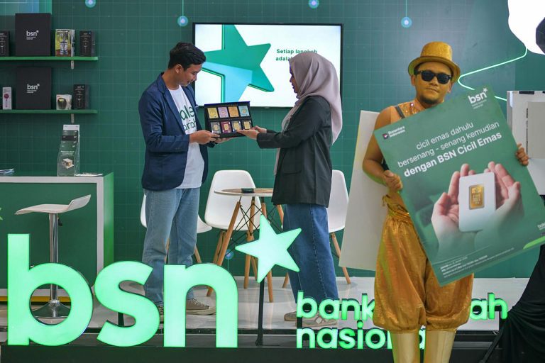 Bank Syariah Nasional (BSN) kantongi komitmen pembiayaan syariah lebih dari Rp70 Milyar pada event BTN Expo yang digelar di Jakarta tanggal 28 sd 31 Januari 2026.   Walaupun BSN baru beroperasional secara resmi pada 22 Desember 2025 lalu, bank hasil pernikahan Unit Usaha Syariah BTN dan Bank Victoria Syariah ini, sudah mempunyai track record cukup panjang dalam perkara pembiayaan rumah syariah untuk masyarakat.   Ini terbukti hanya dalam waktu 3 hari mengikuti event pameran rumah, BSN mengantongi komitmen pembiayaan sekitar 250 unit rumah dengan nilai pembiayaan sekitar Rp70,5 Milyar masing-masing untuk 123 unit rumah subsidi sebesar Rp26,6 Milyar dan rumah non subsidi sejumlah 117 unit rumah dengan nilai pembiayaan sebesar Rp43,6 Milyar dan sisanya untuk Non KPR sebesar Rp247 Juta.***(Foto: Ekobisnis.com/Farras Dawi)