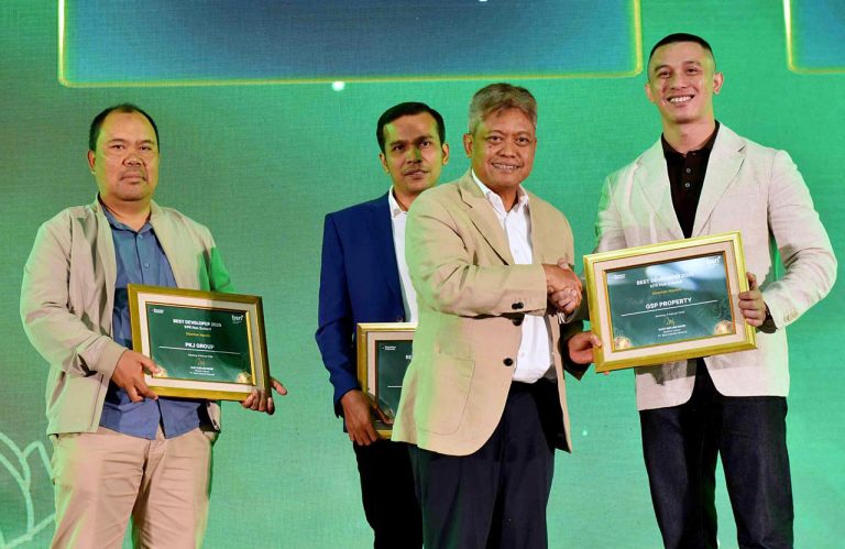 Acara tersebut dihadiri oleh 79 developer sebagai mitra BSN yang selama ini telah bekerjasama dengan BSN dalam membangun rumah untuk masyarakat di wilayah Jawa Barat. Developer Gathering yang dilaksanakan di empat kota, antara lain Jakarta, Bandung, Surabaya dan Semarang tersebut tidak sekedar memberikan apresiasi kepada developer, tetapi juga memberikan solusi bisnis dari produk layanan KPR yang diberikan oleh BSN yang dapat dimanfaatkan dalam mengembangkan bisnis developer ke depannya.