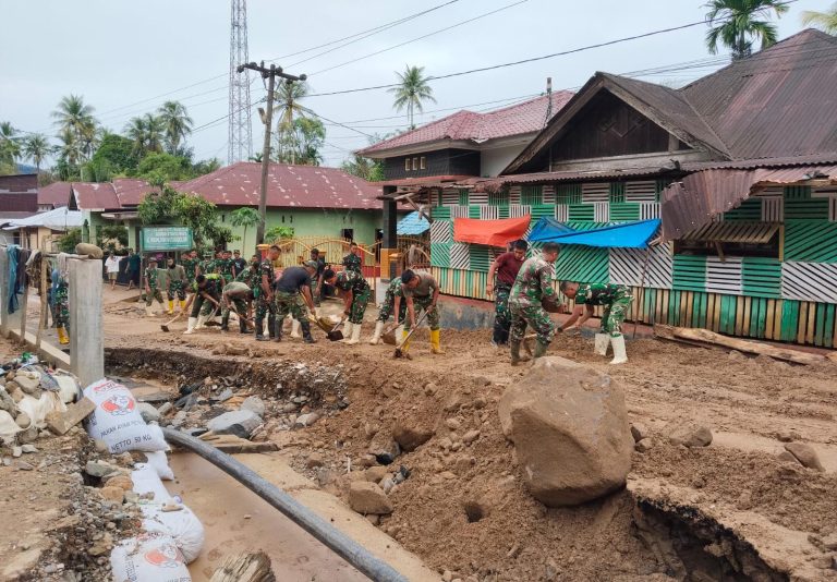 TNI melalui Korem 023/KS bergerak cepat melaksanakan langkah-langkah tanggap darurat guna membantu masyarakat terdampak banjir bandang susulan yang terjadi pada 16 Februari 2026 di wilayah Sumatera Utara. Upaya tersebut difokuskan pada pemulihan infrastruktur vital, pembukaan kembali akses transportasi, serta mitigasi risiko bencana lanjutan melalui koordinasi dan kerja sama terpadu dengan pemerintah daerah dan instansi terkait.  Prioritas utama diarahkan pada penguatan tanggul-tanggul yang jebol, terutama di aliran belakang Sekolah Hutanabolon 2 dan Gereja HKBP di Tapanuli Tengah guna mencegah luapan air susulan. Selain itu, TNI memperkuat tanggul yang rusak parah hingga menyebabkan terbentuknya aliran sungai baru yang mengarah ke jalan utama dan permukiman warga.  Di sektor konektivitas, prajurit TNI melaksanakan penimbunan dan perbaikan akses jalan Pandan–Tukka yang terputus akibat tergerus air bandang. TNI juga membuka kembali akses jalan yang tertutup material lumpur dan kayu di sepanjang ruas Pandan–Pinangsori sehingga mobilitas warga dan distribusi bantuan dapat kembali berjalan lancar.  Upaya pembukaan akses turut dilakukan pada jalur Rampah–Puriaha Km 14 dan Km 20 di Desa Marsame, serta ruas Tarutung–Sibolga di Desa Pagaran Lambung I, Kecamatan Adian Koting, Tapanuli Utara, yang sebelumnya tertutup longsoran tanah. Seluruh kegiatan dilaksanakan secara bertahap dengan mengutamakan faktor keselamatan serta koordinasi lintas sektor.  Selain pemulihan infrastruktur, TNI juga melaksanakan pembersihan ulang sekolah-sekolah yang tergenang air dan lumpur agar proses belajar mengajar dapat segera kembali normal. TNI  berkomitmen untuk selalu hadir bersama rakyat dalam setiap situasi, membantu pemulihan wilayah terdampak, serta memperkuat ketangguhan masyarakat dalam menghadapi bencana.***(Foto: Ekobisnis.com/Dok Puspen TNI)