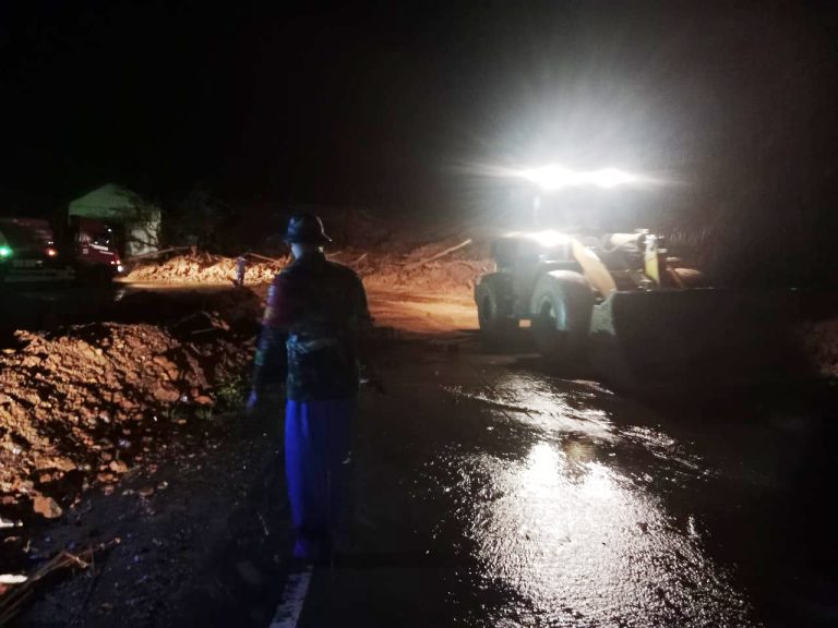 Prioritas utama diarahkan pada penguatan tanggul-tanggul yang jebol, terutama di aliran belakang Sekolah Hutanabolon 2 dan Gereja HKBP di Tapanuli Tengah guna mencegah luapan air susulan. Selain itu, TNI memperkuat tanggul yang rusak parah hingga menyebabkan terbentuknya aliran sungai baru yang mengarah ke jalan utama dan permukiman warga.