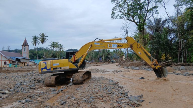 Prioritas utama diarahkan pada penguatan tanggul-tanggul yang jebol, terutama di aliran belakang Sekolah Hutanabolon 2 dan Gereja HKBP di Tapanuli Tengah guna mencegah luapan air susulan. Selain itu, TNI memperkuat tanggul yang rusak parah hingga menyebabkan terbentuknya aliran sungai baru yang mengarah ke jalan utama dan permukiman warga.