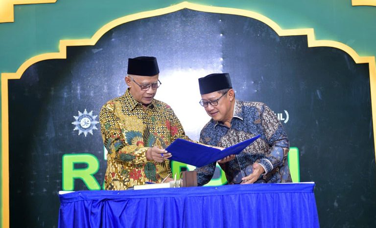 Direktur Utama Bank Syariah Nasional (BSN) Alex Sofjan Noor (kanan) dan Ketua Umum Muhammadiyah Haedar Nashir berfoto bersama usai melakukan penandatanganan nota kesepahaman kerjasama (MOU) antara Muhammadiyah dengan BSN di Universitas Muhammadiyah Tangerang Selasa (24/2/2026).  MOU yang ditandatangani langsung oleh Ketua Umum Muhammadiyah Haedar Nashir dan Direktur Utama BSN Alex Sofjan Noor tersebut mencakup kesiapan BSN sebagai penyedia solusi cash management digital bagi Amal Usaha Muhammadiyah (AUM), pengelolaan dana dan sistem pembayaran yang mencakup layanan payroll, virtual account hingga integrasi Qris bagi universitas dan rumah sakit di bawah naungan Muhammadiyat dan penerbitan kartu debit co-branding Muhammadiyah – BSN bagi seluruh anggota atau warga persyarikatan.  BSN berkomitmen untuk memberikan manfaat finansial yang berkelanjutan bagi keluarga besar Muhammadiyah melalui program yang terukur termasuk dalam hal ini pemenuhan kebutuhan rumah bagi warga persyarikatan Muhammadiyah, baik bagi pegawai, karyawan dan aktivis Muhammadiyah di seluruh Indonesia.***(Foto: Ekobisnis.com/Purwanto)
