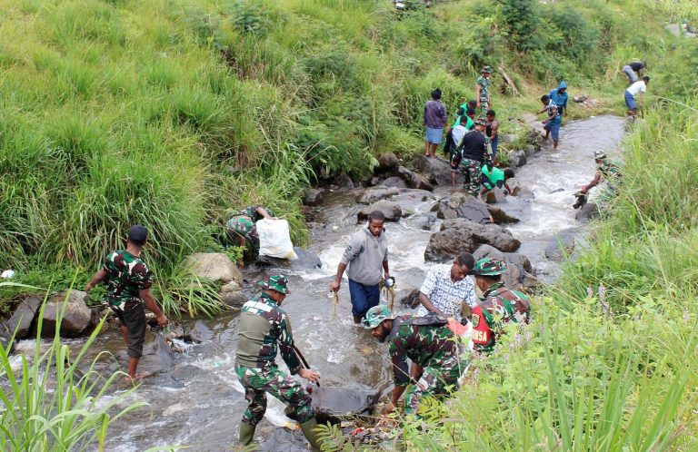 Aksi ini bertujuan untuk menciptakan lingkungan yang bersih, sehat, dan bebas sampah, sekaligus meningkatkan kesadaran warga akan pentingnya kebersihan lingkungan. Sebagai bagian dari Kodam XVII/Cenderawasih, Kodim 1714/Puncak Jaya terus menunjukkan komitmennya tidak hanya dalam bidang pertahanan dan keamanan, tetapi juga dalam pembangunan sosial kemasyarakatan serta pelestarian lingkungan.