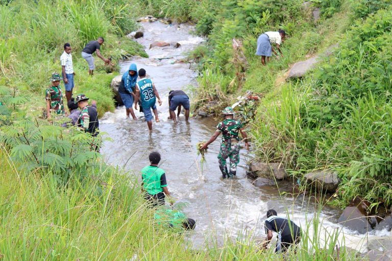 Kodim 1714/Puncak Jaya secara aktif memelopori gerakan kebersihan dan pelestarian lingkungan di wilayah tersebut. Kegiatan ini dihadiri oleh berbagai sekolah SMP, SMA serta masyarakat yang turut serta, di Sungai Kampung Purleme, Distrik Mulia, Kabupaten Puncak Jaya, Papua Tengah, Rabu (4/2/2026)  Aksi ini bertujuan untuk menciptakan lingkungan yang bersih, sehat, dan bebas sampah, sekaligus meningkatkan kesadaran warga akan pentingnya kebersihan lingkungan. Sebagai bagian dari Kodam XVII/Cenderawasih, Kodim 1714/Puncak Jaya terus menunjukkan komitmennya tidak hanya dalam bidang pertahanan dan keamanan, tetapi juga dalam pembangunan sosial kemasyarakatan serta pelestarian lingkungan.***(Foto: Ekobisnis.com/Dok Puspen TNI)
