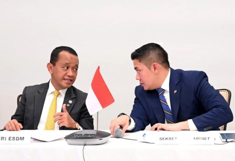 Seskab Teddy juga menjelaskan bahwa usai penandatanganan perjanjian, kedua pemimpin negara melanjutkan pembahasan dalam pertemuan tertutup. Berbagai isu strategis dibahas dalam suasana yang konstruktif dan produktif.