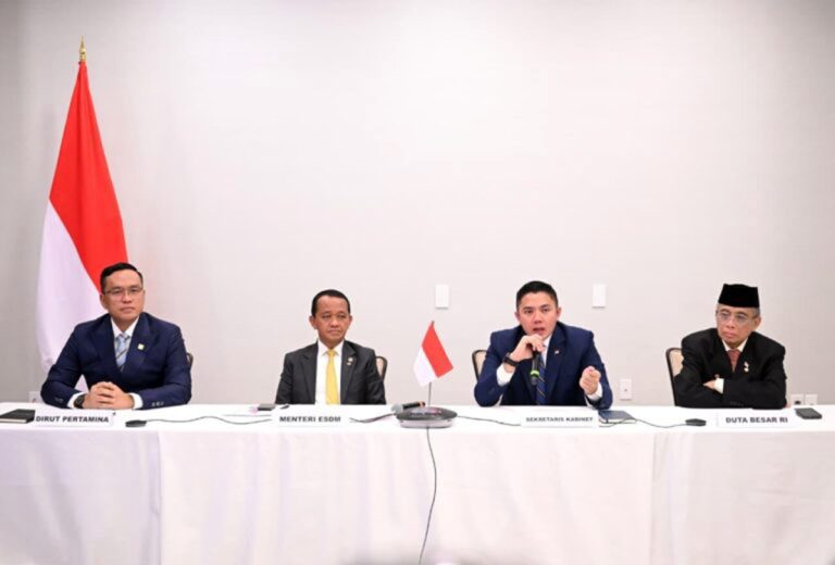 Seskab Teddy juga menjelaskan bahwa usai penandatanganan perjanjian, kedua pemimpin negara melanjutkan pembahasan dalam pertemuan tertutup. Berbagai isu strategis dibahas dalam suasana yang konstruktif dan produktif.