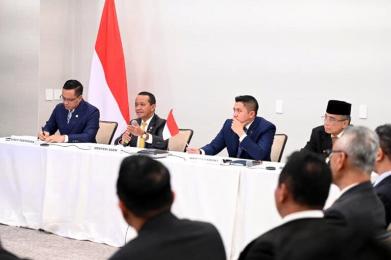 Seskab Teddy juga menjelaskan bahwa usai penandatanganan perjanjian, kedua pemimpin negara melanjutkan pembahasan dalam pertemuan tertutup. Berbagai isu strategis dibahas dalam suasana yang konstruktif dan produktif.