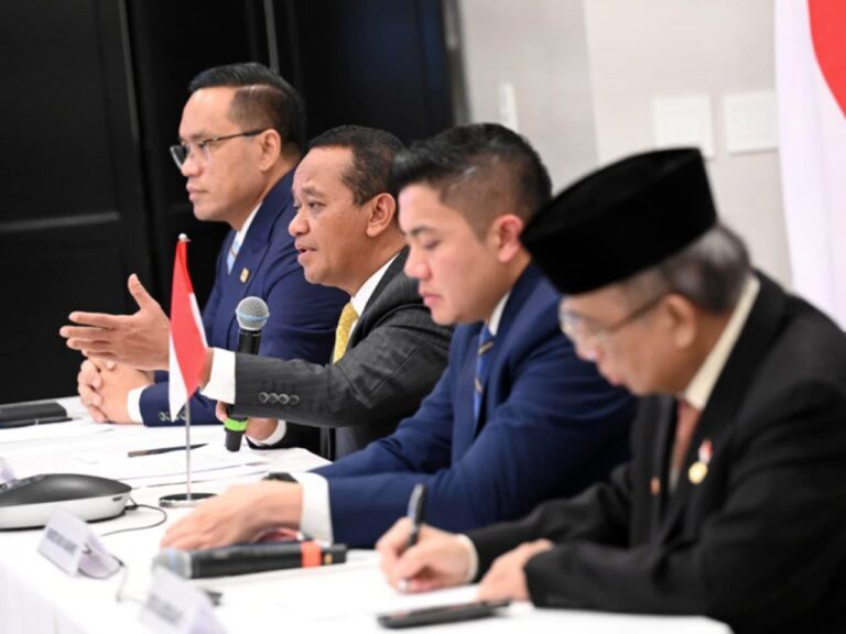 Diplomasi ekonomi yang dilakukan Presiden Republik Indonesia Prabowo Subianto dalam kunjungan kerja ke Washington D.C., Amerika Serikat, membuahkan capaian konkret berupa penurunan tarif perdagangan hampir 50 persen, dari sebelumnya 32 persen menjadi 19 persen. Hal tersebut disampaikan Sekretaris Kabinet Teddy Indra Wijaya dalam keterangannya kepada awak media di Washington D.C., pada Jumat, 20 Februari 2026.  “Kemudian di situ juga dilaksanakan penandatanganan langsung perjanjian, yang mana saya mengingatkan lagi, jadi perjanjiannya memang 19 persen, menjadi 19 persen, dari sebelumnya tahun lalu itu 32 persen, menjadi 19 persen,” ujar Seskab Teddy.  Seskab Teddy juga menjelaskan bahwa usai penandatanganan perjanjian, kedua pemimpin negara melanjutkan pembahasan dalam pertemuan tertutup. Berbagai isu strategis dibahas dalam suasana yang konstruktif dan produktif.  “Kemudian Presiden Prabowo dan Presiden Trump melaksanakan pertemuan, kurang lebih sekitar 30 menit, tentunya banyak pembicaraan di sana, dan kita tunggu, mungkin dalam waktu dekat, yang sekarang 19 persen, ya mungkin ke depan akan menjadi lebih baik lagi untuk Indonesia, kita tunggu saja,” pungkas Seskab Teddy.***(Foto: Ekobisnis.com/BPMI Setpres/Kris)