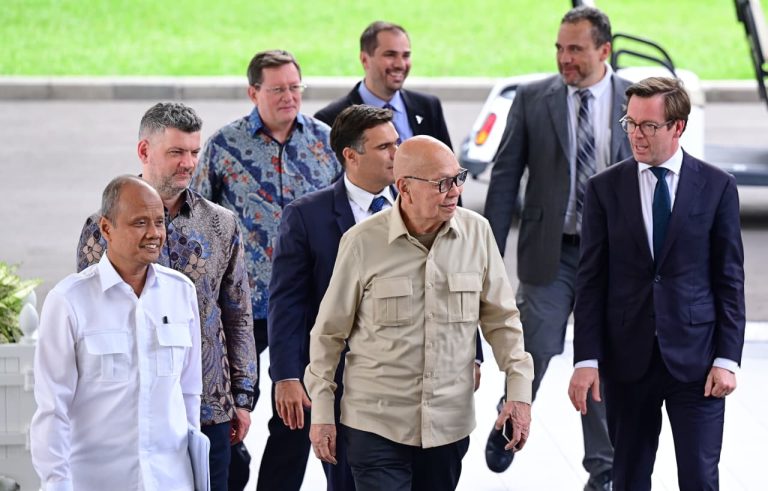 Presiden Prabowo Subianto menerima Direktur Utama Garuda Indonesia Glenny Kairupan bersama jajaran petinggi produsen pesawat Embraer asal Brasil di Istana Merdeka, Jakarta, Senin (2/2/2026).   Pertemuan tersebut membahas perkembangan industri penerbangan global, khususnya terkait kemajuan teknologi pesawat dan ekosistem penerbangan di Indonesia.  Usai pertemuan, Direktur Utama Garuda Indonesia Glenny Kairupan menjelaskan bahwa diskusi dengan Presiden Prabowo berlangsung dalam suasana santai namun substantif, dengan fokus pada dinamika penerbangan nasional dan global.***(Foto: Ekobisnis.com/BPMI Setpres/Muchlis Jr)