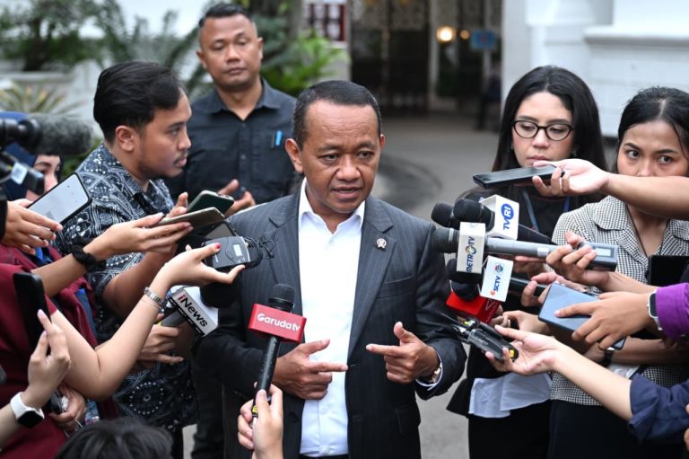 Presiden Prabowo Subianto memimpin rapat terbatas bersama sejumlah menteri Kabinet Merah Putih di Istana Merdeka, Jakarta. Dalam rapat tersebut, Kepala Negara membahas progres sejumlah program prioritas nasional, mulai dari sektor pangan dan energi hingga hilirisasi industri.