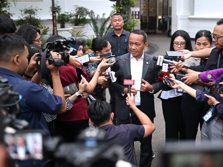 Menteri Energi dan Sumber Daya Mineral (ESDM) Bahlil Lahadalia memberikan keterangan pers di Istana Merdeka, Jakarta, Rabu (11/2/2026).  Presiden Prabowo Subianto memimpin rapat terbatas bersama sejumlah menteri Kabinet Merah Putih di Istana Merdeka, Jakarta. Dalam rapat tersebut, Kepala Negara membahas progres sejumlah program prioritas nasional, mulai dari sektor pangan dan energi hingga hilirisasi industri.  Di sektor energi dan sumber daya mineral, Menteri Energi dan Sumber Daya Mineral (ESDM) Bahlil Lahadalia melaporkan perkembangan sejumlah proyek strategis, termasuk terkait aktivitas pertambangan di Sumatra Utara. Ia menyebut bahwa Presiden Prabowo memberikan arahan tegas mengenai kepastian hukum dan perlindungan investasi.  Rapat terbatas ini mencerminkan arah kebijakan Presiden Prabowo yang menitikberatkan pada stabilitas ekonomi, keberlanjutan investasi, serta penguatan industri nasional berbasis hilirisasi. Di tengah dinamika global, pemerintah terus menjaga keseimbangan antara kepastian hukum, akselerasi pembangunan, dan keamanan pasokan energi bagi masyarakat.***(Foto: Ekobisnis.com/BPMI Setpres/Kris)