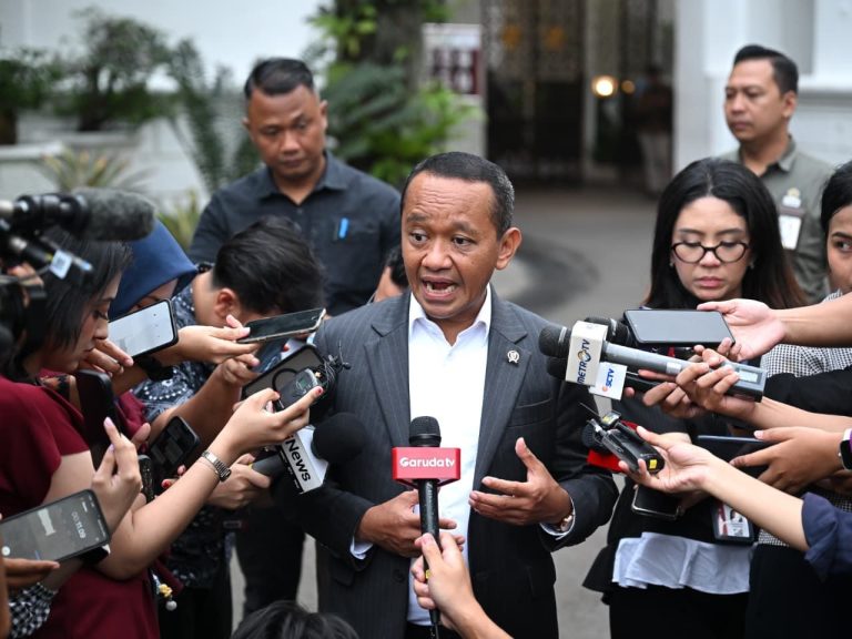 Presiden Prabowo Subianto memimpin rapat terbatas bersama sejumlah menteri Kabinet Merah Putih di Istana Merdeka, Jakarta. Dalam rapat tersebut, Kepala Negara membahas progres sejumlah program prioritas nasional, mulai dari sektor pangan dan energi hingga hilirisasi industri.