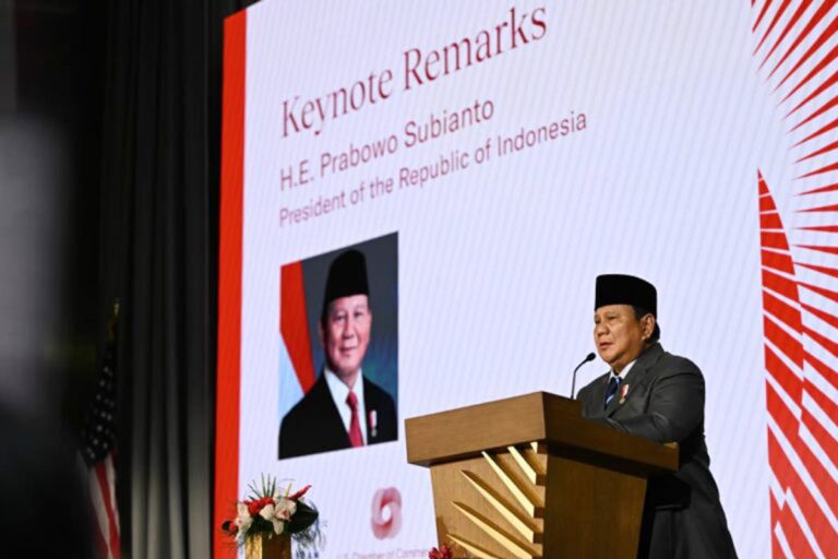 Presiden Prabowo Subianto menyampaikan optimisme kuat terhadap masa depan hubungan Indonesia dan Amerika Serikat dalam sambutannya pada Gala Iftar Dinner Business Summit di U.S. Chamber of Commerce, Washington DC, Rabu (18/2/2026).  Kepala Negara menegaskan bahwa kunjungannya kali ini membawa agenda strategis, termasuk penyelesaian perjanjian dagang besar antara kedua negara.  Presiden Prabowo menyampaikan bahwa perjanjian tersebut diharapkan menjadi pendorong utama penguatan kemitraan ekonomi Indonesia–Amerika Serikat. Presiden menekankan bahwa berbagai kesepakatan penting telah ditandatangani, baik antara institusi pemerintah maupun pelaku usaha kedua negara, termasuk tindak lanjut atas isu keseimbangan perdagangan.***(Foto: Ekobisnis.com/BPMI Setpres/Cahyo)
