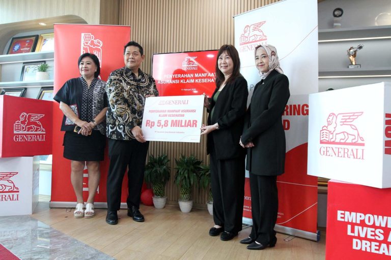Director and Chief Agency Officer Generali Indonesia, Jutany Japit (kedua kanan) dan Operations Group Head Generali Indonesia Suzwamela Zawawi (kanan) saat acara ramah tamah sekaligus seremoni penyerahan klaim manfaat asuransi kesehatan kepada nasabah Bintoro (kedua kiri) didampingi oleh financial planner, Lilie (kiri), di Kantor Pusat Generali Indonesia, Jakarta, Rabu (11/2/2026).  Sepanjang tahun 2025, Generali Indonesia telah membayarkan klaim senilai lebih dari Rp 1,3 Triliun untuk lebih dari 273.000 kasus klaim yang terdiri dari klaim manfaat kesehatan, klaim manfaat meninggal dunia dan klaim manfaat penyakit kritis. Pembayaran klaim ini merupakan bagian dari komitmen Generali Indonesia untuk terus mendampingi nasabah melewati masa-masa sulit.***(Foto: Ekobisnis.com/Farras Dawi)