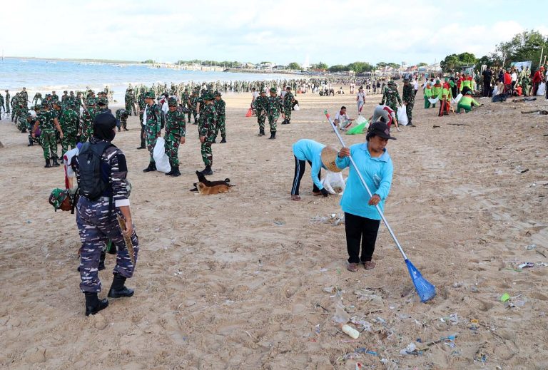 Langkah tersebut dilakukan sebagai bentuk kepedulian terhadap kebersihan lingkungan pesisir Bali, terutama di kawasan wisata yang ramai dikunjungi wisatawan.