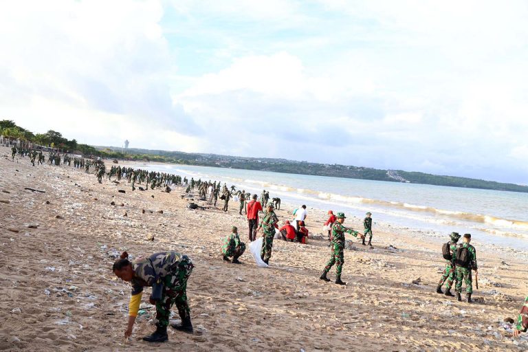 Langkah tersebut dilakukan sebagai bentuk kepedulian terhadap kebersihan lingkungan pesisir Bali, terutama di kawasan wisata yang ramai dikunjungi wisatawan.