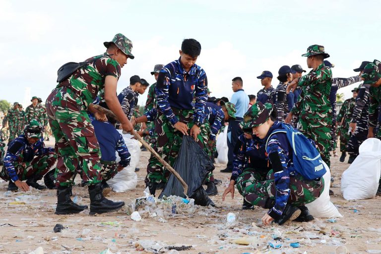 Langkah tersebut dilakukan sebagai bentuk kepedulian terhadap kebersihan lingkungan pesisir Bali, terutama di kawasan wisata yang ramai dikunjungi wisatawan.