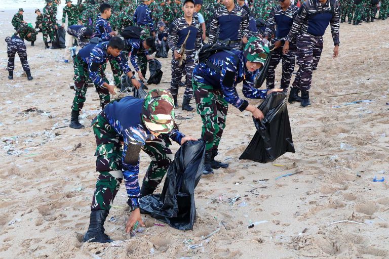 Lanud I Gusti Ngurah Rai bersama unsur TNI, Polri, pemerintah setempat, serta pelajar melaksanakan aksi gotong royong membersihkan sampah di Pantai Kuta, Selasa (3/2/2026).  Langkah tersebut dilakukan sebagai bentuk kepedulian terhadap kebersihan lingkungan pesisir Bali, terutama di kawasan wisata yang ramai dikunjungi wisatawan.  Selain di Pantai Kuta, aksi serupa juga berlangsung di Pantai Kedonganan. Para personel menyisir area pesisir dan mengumpulkan berbagai jenis sampah yang ditemukan di sepanjang pantai.***(Foto: Ekobisnis.com/Dok Dispenau)