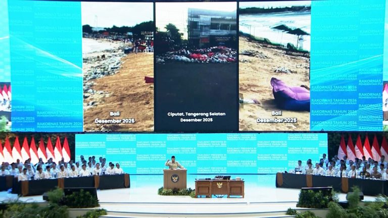 Presiden menegaskan bahwa persoalan sampah tidak bisa dibiarkan berlarut-larut dan tidak dapat diselesaikan dengan saling menyalahkan, melainkan harus dihadapi dengan kerja nyata dan kepemimpinan yang tegas.