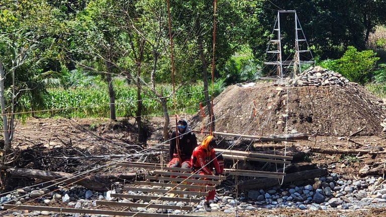 Banjir kiriman tersebut tidak hanya membawa massa air, tetapi juga material destruktif berupa potongan kayu, sampah, pasir, hingga bebatuan besar yang menghantam infrastruktur vital, termasuk memutus jembatan penyeberangan di Gampong Lhok Sanding, Kecamatan Meurah Dua.