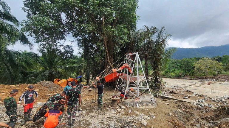 Banjir kiriman tersebut tidak hanya membawa massa air, tetapi juga material destruktif berupa potongan kayu, sampah, pasir, hingga bebatuan besar yang menghantam infrastruktur vital, termasuk memutus jembatan penyeberangan di Gampong Lhok Sanding, Kecamatan Meurah Dua.