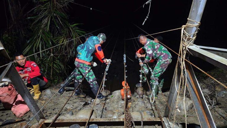 Banjir kiriman tersebut tidak hanya membawa massa air, tetapi juga material destruktif berupa potongan kayu, sampah, pasir, hingga bebatuan besar yang menghantam infrastruktur vital, termasuk memutus jembatan penyeberangan di Gampong Lhok Sanding, Kecamatan Meurah Dua.