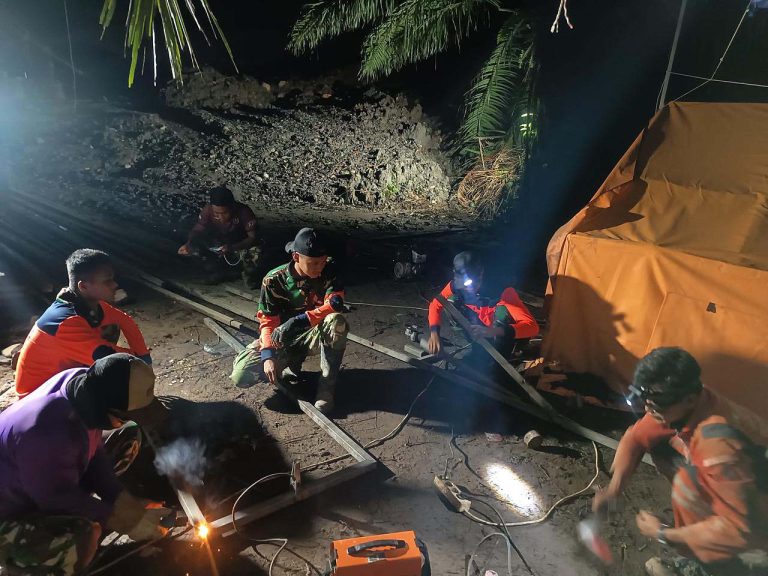 Banjir kiriman tersebut tidak hanya membawa massa air, tetapi juga material destruktif berupa potongan kayu, sampah, pasir, hingga bebatuan besar yang menghantam infrastruktur vital, termasuk memutus jembatan penyeberangan di Gampong Lhok Sanding, Kecamatan Meurah Dua.