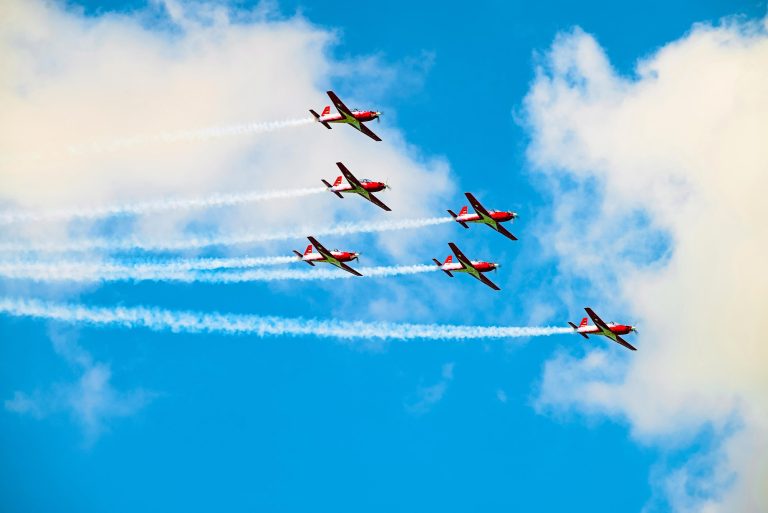 Atraksi udara The Jupiters menjadi perhatian para pengunjung dari berbagai negara yang hadir pada ajang dirgantara internasional tersebut.