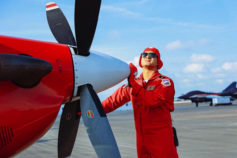 Dalam sesi latihan tersebut, tim aerobatik kebanggaan Indonesia ini menerjunkan enam pesawat KT-1B Wong Bee. Sejumlah manuver khas seperti Jupiter Roll, Delta Loop, Arrow Head Loop, hingga rangkaian formasi lainnya dipraktikkan untuk mematangkan penampilan jelang tampil di ajang internasional.