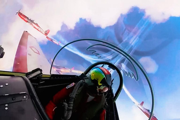 Atraksi udara The Jupiters menjadi perhatian para pengunjung dari berbagai negara yang hadir pada ajang dirgantara internasional tersebut.