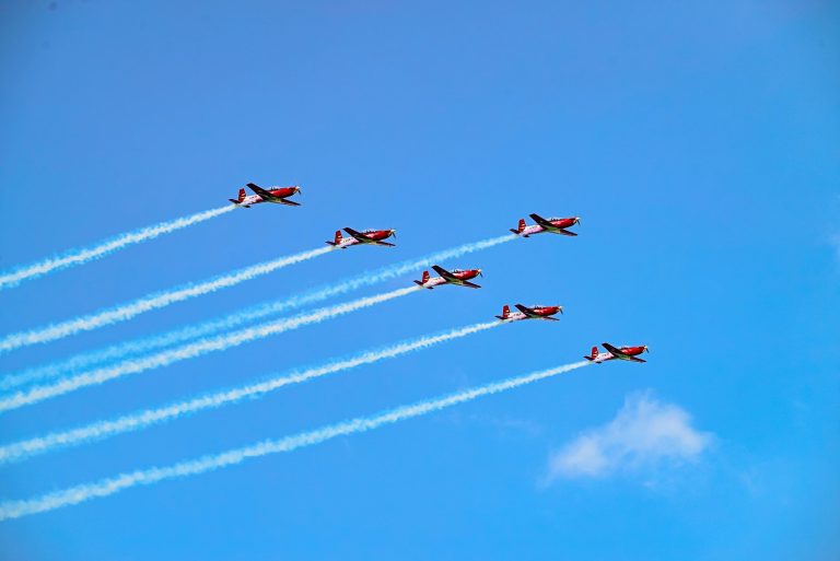 Jupiter Aerobatic Team (JAT) TNI Angkatan Udara tampil memukau pada opening day Singapore Air Show (SAS) 2026 di Changi, Singapura, Selasa (3/2/2026).   Atraksi udara The Jupiters menjadi perhatian para pengunjung dari berbagai negara yang hadir pada ajang dirgantara internasional tersebut.  Tim aerobatik kebanggaan TNI AU ini tampil selama 15 menit dengan formasi enam pesawat KT-1B Wong Bee. Sejumlah manuver andalan diperagakan, seperti jupiter roll, delta loop, arrow head loop, hingga heart and diamond.***(Foto: Ekobisnis.com/Dok Dispenau)